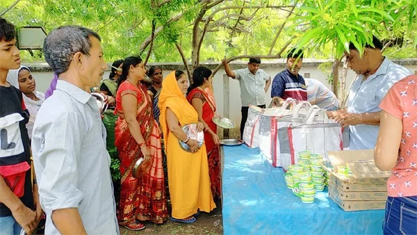 जमशेदपुर के कैंसर अस्पताल के सामने हर दिन भोजन का वितरण कर मानवता की सेवा को नया आयाम दे रहा श्री श्याम प्रचार संघ