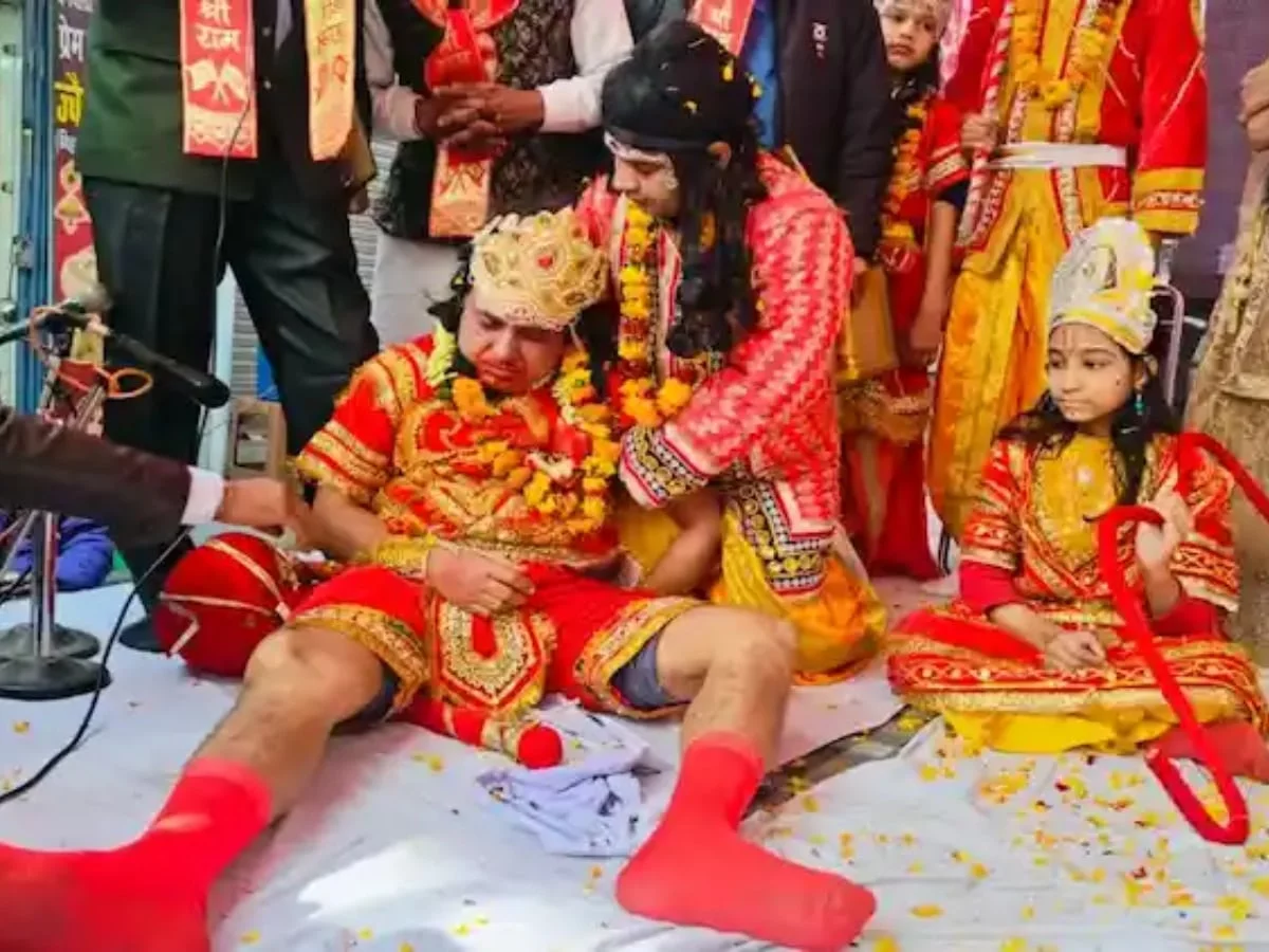 VIDEO: रामलीला में हनुमान बने शख्स की मौत, ‘भगवान राम’ के चरणों में तोड़ा दम
