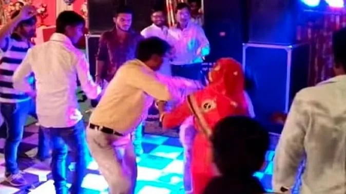 साली के साथ डांस करते-करते कर दी हदें पार, आगबबूला पत्‍नी ने चप्‍पलों से धुना